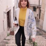 Benedita Pereira Instagram - Já que o Altitude by Duorum é produzido a partir de uvas que nascem nas cotas altas do Douro Superior, o que lhe confere uma frescura única, achei que devia manter essa frescura, e bebê-lo nas alturas em casa dos meus amigos em Alfama! Vejam lá se vos faz lembrar alguém: Cor amarelo dourado, aroma intenso a limão maduro, ananás e ligeiras notas tropicais. Fresco e elegante na boca com final longo 😉 P u b @duorumwines #duorum #altitudebyduorum #joaoportugalramos