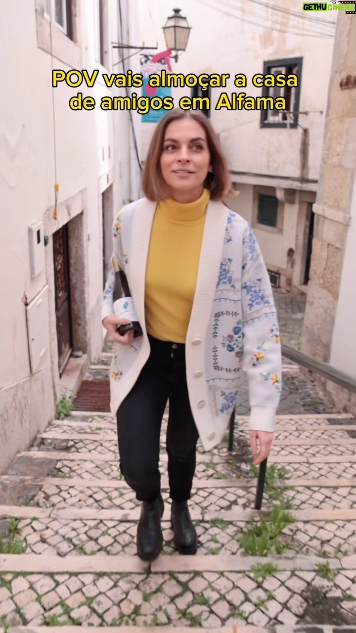 Benedita Pereira Instagram - Já que o Altitude by Duorum é produzido a partir de uvas que nascem nas cotas altas do Douro Superior, o que lhe confere uma frescura única, achei que devia manter essa frescura, e bebê-lo nas alturas em casa dos meus amigos em Alfama! Vejam lá se vos faz lembrar alguém: Cor amarelo dourado, aroma intenso a limão maduro, ananás e ligeiras notas tropicais. Fresco e elegante na boca com final longo 😉 P u b @duorumwines #duorum #altitudebyduorum #joaoportugalramos