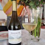 Benedita Pereira Instagram - Sabem o que não pode mesmo faltar no meu almoço de Páscoa? Alegria regada com um bom vinho do Douro (não fosse eu uma mulher do Norte!) Duorum Colheita branco é o rei da mesa para estes dias e faz sempre muito sucesso (como eu 😂)! @duorumwines P u b #duorum #duorumwines #joaoportugalramos