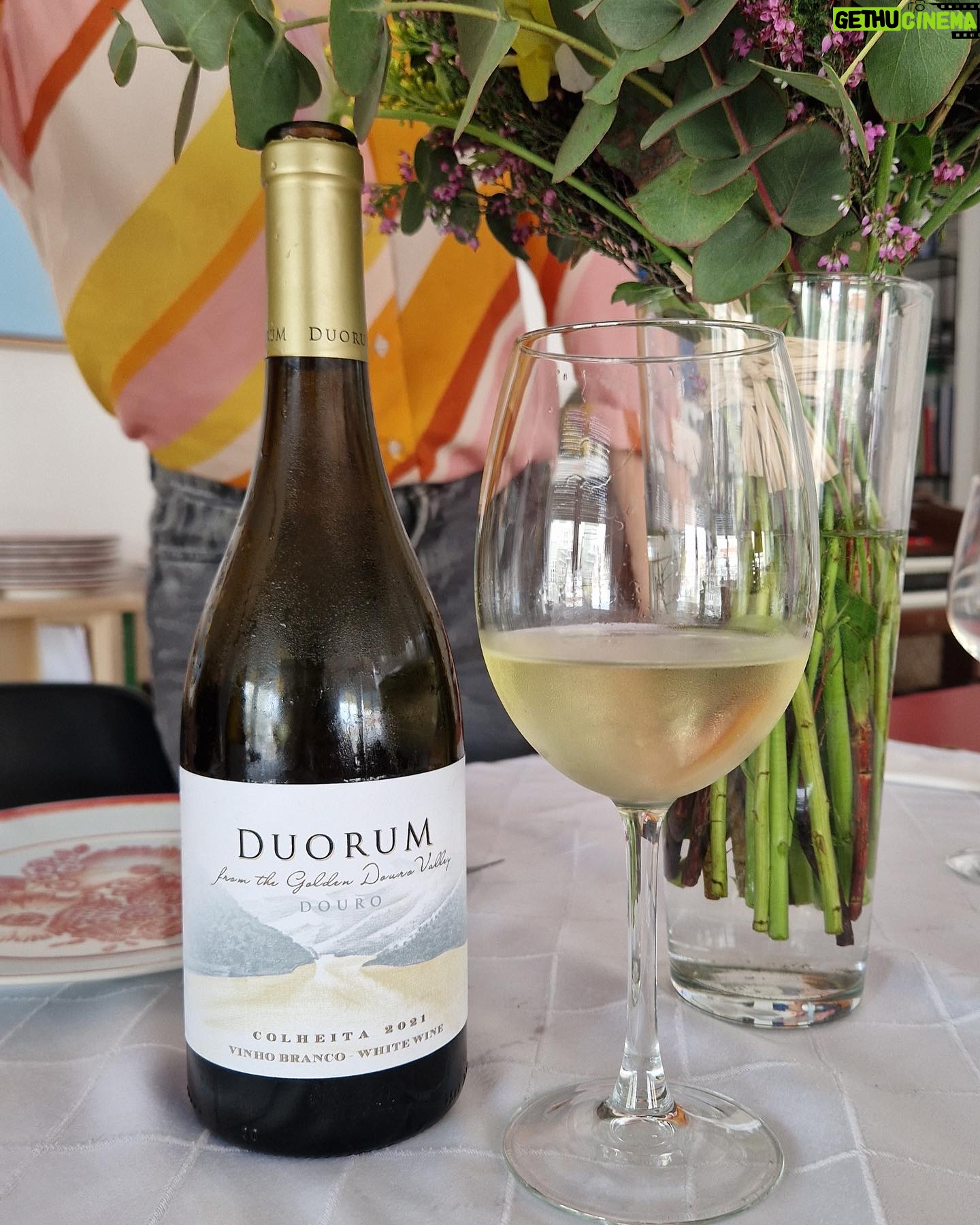 Benedita Pereira Instagram - Sabem o que não pode mesmo faltar no meu almoço de Páscoa? Alegria regada com um bom vinho do Douro (não fosse eu uma mulher do Norte!) Duorum Colheita branco é o rei da mesa para estes dias e faz sempre muito sucesso (como eu 😂)! @duorumwines P u b #duorum #duorumwines #joaoportugalramos
