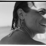 Benedita Pereira Instagram - Covinha, brinco que meninos me ofereceram nos anos, cabelo molhado, o mar de fundo, bikini, pele salgada, uns quilinhos a mais: estas férias vão deixar saudades. 📸 @francisco.eduardo.cruz