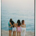 Benedita Pereira Instagram - Setembro e Outubro resumidos num dump sem ordem particular de tempo ou interesse. 4 personagens, 3 peças e uma curta-metragem, demasiadas cidades para enumerar, família, amizades para a vida e muitas horas de comboio, avião, autocarro e carro. Sobrevivi e fui feliz. Por isso aqui fica um nadinha do tudo o que se passou! ❤️✨