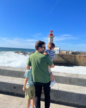 Benedita Pereira Instagram - Setembro e Outubro resumidos num dump sem ordem particular de tempo ou interesse. 
4 personagens, 3 peças e uma curta-metragem, demasiadas cidades para enumerar, família, amizades para a vida e muitas horas de comboio, avião, autocarro e carro. 
Sobrevivi e fui feliz. Por isso aqui fica um nadinha do tudo o que se passou! ❤️✨