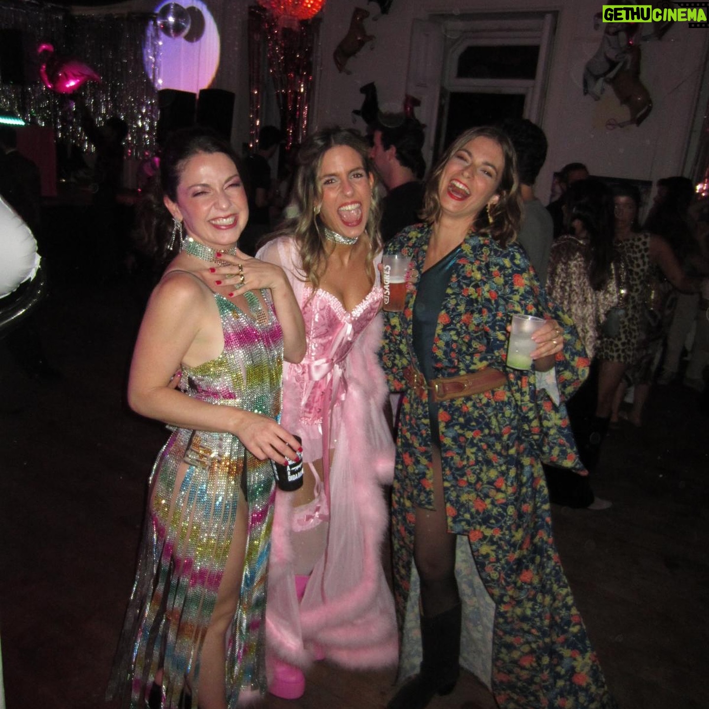 Benedita Pereira Instagram - Yesterday was Leg Day. E o já habitual festão do ano do Nelito, da Raquel e do João. They nailed it, again! 🥳❤️😍 🎵💃🏻👯