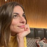 Benedita Pereira Instagram - 1 semana, 4 peças de teatro. Faço 3 espetáculos diferentes (em duas cidades bem distantes) e ensaio uma quarta peça. MacMillan, Santareno, Albee. Lisboa, Bragança, Lisboa. Diz que sou uma actriz de teatro, agora. Ou sempre fui? Enfim, na nossa profissão é sempre o tudo ou nada. Felizmente fui abençoada pelo tudo esta semana, agora é agradecer e sobreviver ✨❤️🤣 (Fiquem atentos aos stories para mais infos sobre os espetáculos) Ah e um grande bem-haja aos colegas que me vão aturar esta semana, vou estar insuportável 😂
