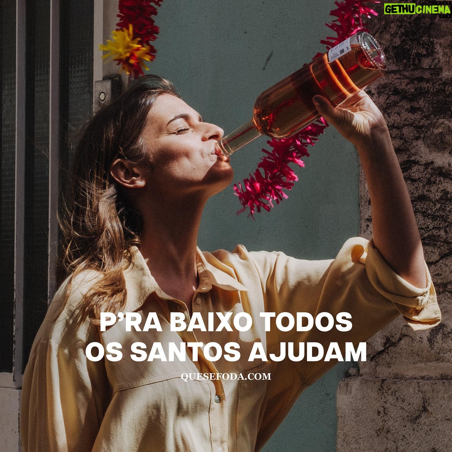 Benedita Pereira Instagram - Seja responsável, beba da garrafa com moderação. #santospopulares #santoantonio #saopedro #saojoao #prabaixotodosossantosajudam #rose #vinhoquesefoda @vinhoquesefoda 📸 @mariana_valle_zero