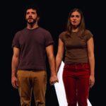 Benedita Pereira Instagram - Ontem largámos as mãos uma última vez no @teatromariamatos e foi difícil conter a emoção. De facto, a vertigem do tempo que a peça tão bem retrata é bem real, para nós que a fazemos. 2 meses de ensaios, 29 espetáculos desde Novembro, 5 teatros diferentes, passou tudo a correr. E nós sempre nervosos antes de começar. Sempre. Ou seja, foram 29 estreias😅 Tomás, obrigada mais uma vez por seres o melhor companheiro de viagem, por nunca me largares a mão (bom, só quando tem mesmo de ser 😅), por me aturares nas mais variadas situações de nervosismo, pela parvoíce e por todas as partilhas de vida e de palco. Até já! ❤️ E claro, obrigada @fproducao , @teatromariamatos , @____causascomuns____ e à nossa maestrina @ananave2018 por tornarem o sonho possível. 🫁