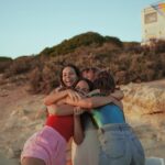 Benedita Pereira Instagram - O Amor. As pessoas. E o glitter. É o que fica. E em breve, um filme com muito amor, pessoas bem apessoadas e bastante glitter. E esse também há-de ficar. @penelope.filme Realizado pela @margarida_vila_nova_ , escrito pela @mariana.norton a partir de uma ideia da @madalenabrandao . Agora é esperar por mais novidades! Fotos: @a.z.u.k.y Um grande agradecimento à fita cola preta, porque essa então fica mesmo para sempre (nas nossas cabeças 😂) @afodercomtudo