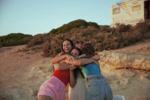 Benedita Pereira Instagram - O Amor. As pessoas. E o glitter. É o que fica.
E em breve, um filme com muito amor, pessoas bem apessoadas e bastante glitter. E esse também há-de ficar. 

@penelope.filme 
Realizado pela @margarida_vila_nova_ , escrito pela @mariana.norton a partir de uma ideia da @madalenabrandao . Agora é esperar por mais novidades!

Fotos: @a.z.u.k.y

Um grande agradecimento à fita cola preta, porque essa então fica mesmo para sempre (nas nossas cabeças 😂) @afodercomtudo