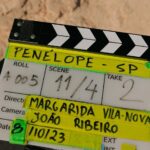 Benedita Pereira Instagram - O Amor. As pessoas. E o glitter. É o que fica. E em breve, um filme com muito amor, pessoas bem apessoadas e bastante glitter. E esse também há-de ficar. @penelope.filme Realizado pela @margarida_vila_nova_ , escrito pela @mariana.norton a partir de uma ideia da @madalenabrandao . Agora é esperar por mais novidades! Fotos: @a.z.u.k.y Um grande agradecimento à fita cola preta, porque essa então fica mesmo para sempre (nas nossas cabeças 😂) @afodercomtudo