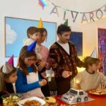 Benedita Pereira Instagram - A de Alegria, A de Amor, A de Aniversário, A de Álvaro. O Sr Álvaro fez 3 anos e foi uma bela desculpa para decorar a casa com pirosadas, pôr toda a gente a usar chapéus ridículos e comer o carro do Regresso ao Futuro que sabia a chocolate. Foi bonita a festa. E o Álvaro é um senhor de 3 anos muito feliz! ❤️😀🥳