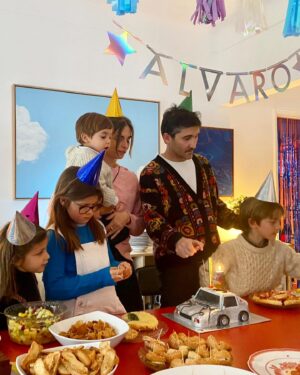 Benedita Pereira Instagram - A de Alegria, A de Amor, A de Aniversário, A de Álvaro. 
O Sr Álvaro fez 3 anos e foi uma bela desculpa para decorar a casa com pirosadas, pôr toda a gente a usar chapéus ridículos e comer o carro do Regresso ao Futuro que sabia a chocolate. 
Foi bonita a festa. E o Álvaro é um senhor de 3 anos muito feliz! ❤️😀🥳