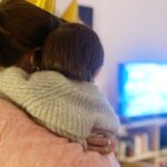 Benedita Pereira Instagram - A de Alegria, A de Amor, A de Aniversário, A de Álvaro. O Sr Álvaro fez 3 anos e foi uma bela desculpa para decorar a casa com pirosadas, pôr toda a gente a usar chapéus ridículos e comer o carro do Regresso ao Futuro que sabia a chocolate. Foi bonita a festa. E o Álvaro é um senhor de 3 anos muito feliz! ❤️😀🥳