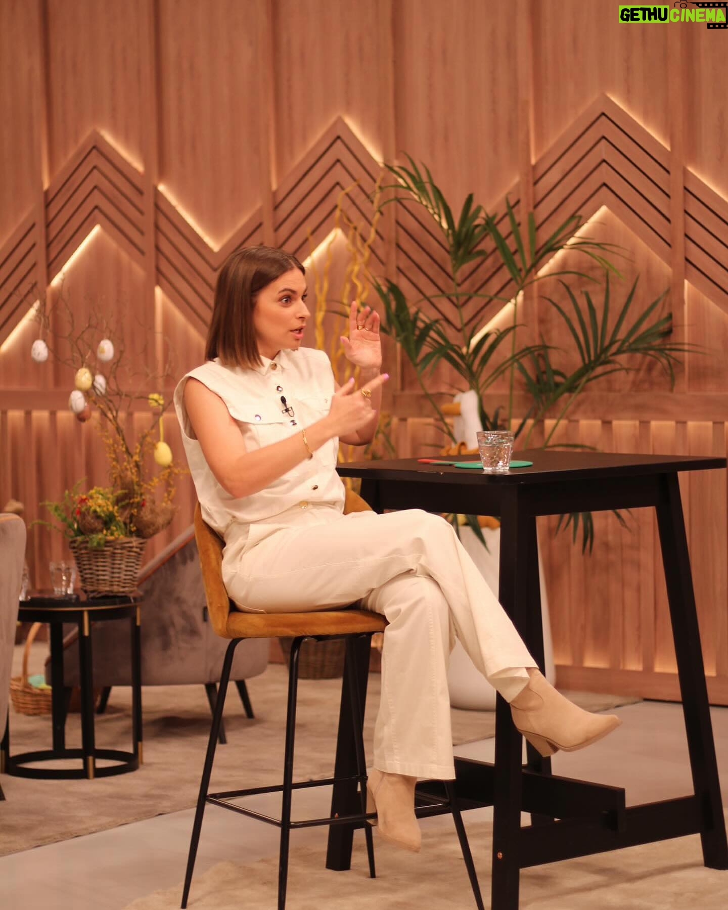 Benedita Pereira Instagram - Fui fazer ‘a entrevista que ninguém quer dar’ ao @emfamiliatvi e fartei-me de rir e dizer disparates como sempre. Ah e aproveitei para falar do espectáculo “A Senhora de Dubuque” que está em cena no Teatro da Trindade até 21 de Abril! Quem viu? Obrigada caros conterrâneos @maria_cerqueira_gomes e @ruben_rua pelos jogos e pela galhofa. @vanessamarquesstyling @jijilcollection @sarasousapinto