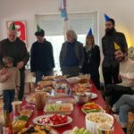 Benedita Pereira Instagram - A de Alegria, A de Amor, A de Aniversário, A de Álvaro. O Sr Álvaro fez 3 anos e foi uma bela desculpa para decorar a casa com pirosadas, pôr toda a gente a usar chapéus ridículos e comer o carro do Regresso ao Futuro que sabia a chocolate. Foi bonita a festa. E o Álvaro é um senhor de 3 anos muito feliz! ❤️😀🥳