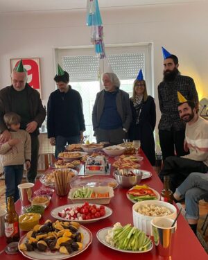 Benedita Pereira Instagram - A de Alegria, A de Amor, A de Aniversário, A de Álvaro. 
O Sr Álvaro fez 3 anos e foi uma bela desculpa para decorar a casa com pirosadas, pôr toda a gente a usar chapéus ridículos e comer o carro do Regresso ao Futuro que sabia a chocolate. 
Foi bonita a festa. E o Álvaro é um senhor de 3 anos muito feliz! ❤️😀🥳