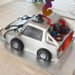 Benedita Pereira Instagram - A de Alegria, A de Amor, A de Aniversário, A de Álvaro. O Sr Álvaro fez 3 anos e foi uma bela desculpa para decorar a casa com pirosadas, pôr toda a gente a usar chapéus ridículos e comer o carro do Regresso ao Futuro que sabia a chocolate. Foi bonita a festa. E o Álvaro é um senhor de 3 anos muito feliz! ❤️😀🥳