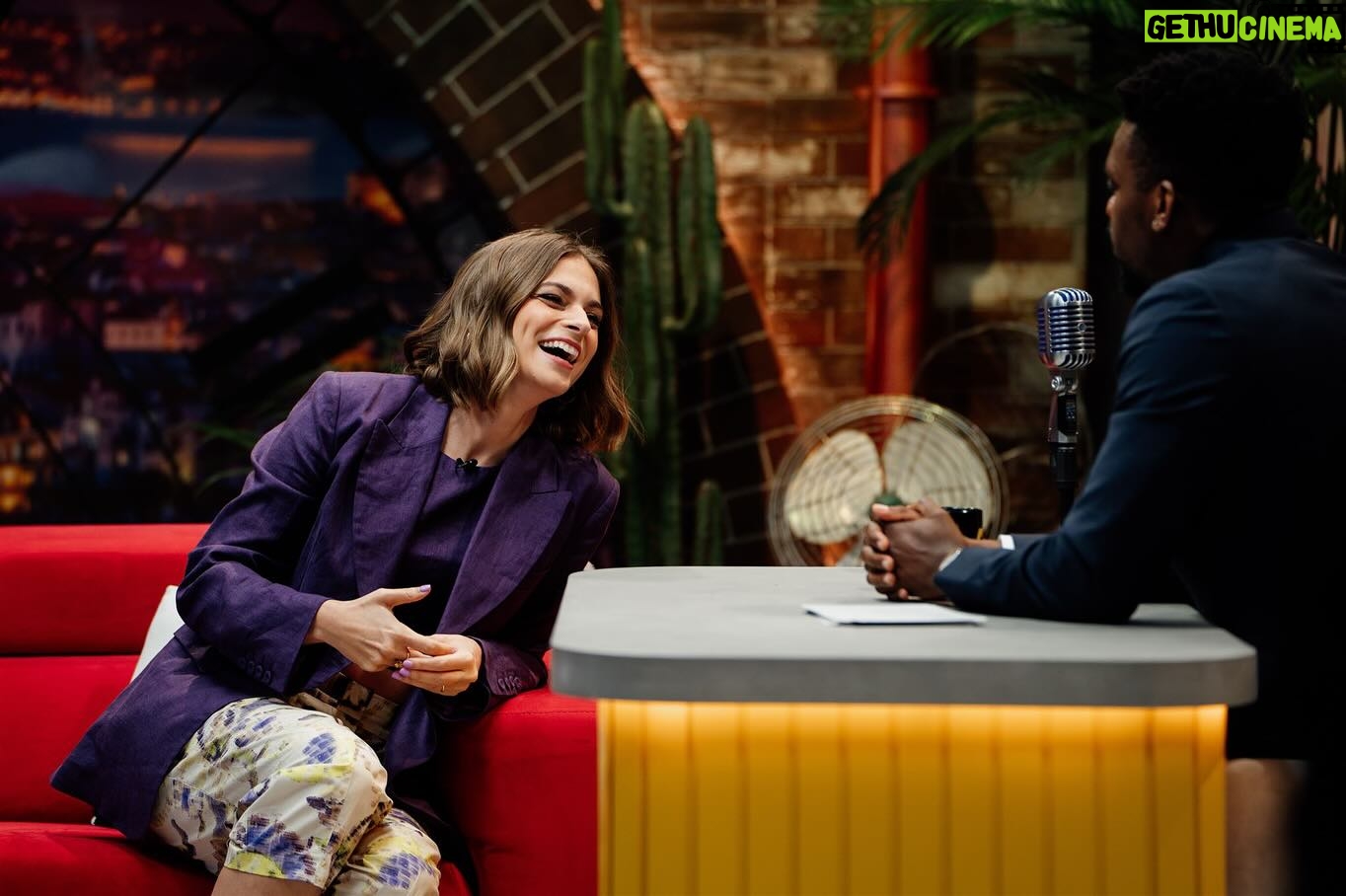 Benedita Pereira Instagram - Hoje no @5meianoite a falar das últimas sessões de ‘A Senhora de Dubuque’ no @teatrodatrindade , a oferecer @vinhoquesefoda e picante fodido ao @mr_filadagodaaa e ao @vascopalmeirim , a dizer muitas asneiras mas essencialmente a falar e a rir MUITO 😂 . Ah e também conheci a @marianabossy que entrou mesmo à “boss!”😅 Não percam hoje na @rtppt 🍷😃 @vanessamarquesstyling @psophia_official @livianacontiofficial @sarasousapinto @aldo_shoes