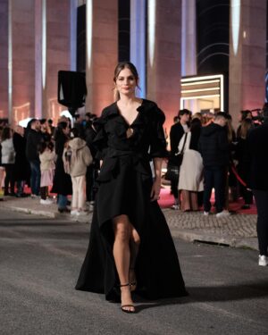 Benedita Pereira Instagram - Celebrar 30 anos de @tvioficial porque fazem parte da minha história e de um percurso do qual me orgulho muito. ❤️

Styling @vanessamarquesstyling 
Vestido @miguelvieiraofficial 
Jóias @sarasousapinto 
Sapatos @aldo_shoes 
Make up & Hair @nuxa_araujo_makeupartist 
Fotos @omartim