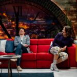 Benedita Pereira Instagram - Hoje no @5meianoite a falar das últimas sessões de ‘A Senhora de Dubuque’ no @teatrodatrindade , a oferecer @vinhoquesefoda e picante fodido ao @mr_filadagodaaa e ao @vascopalmeirim , a dizer muitas asneiras mas essencialmente a falar e a rir MUITO 😂 . Ah e também conheci a @marianabossy que entrou mesmo à “boss!”😅 Não percam hoje na @rtppt 🍷😃 @vanessamarquesstyling @psophia_official @livianacontiofficial @sarasousapinto @aldo_shoes