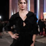 Benedita Pereira Instagram - Celebrar 30 anos de @tvioficial porque fazem parte da minha história e de um percurso do qual me orgulho muito. ❤️ Styling @vanessamarquesstyling Vestido @miguelvieiraofficial Jóias @sarasousapinto Sapatos @aldo_shoes Make up & Hair @nuxa_araujo_makeupartist Fotos @omartim