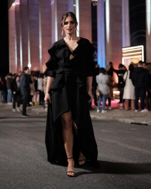 Benedita Pereira Instagram - Celebrar 30 anos de @tvioficial porque fazem parte da minha história e de um percurso do qual me orgulho muito. ❤️

Styling @vanessamarquesstyling 
Vestido @miguelvieiraofficial 
Jóias @sarasousapinto 
Sapatos @aldo_shoes 
Make up & Hair @nuxa_araujo_makeupartist 
Fotos @omartim