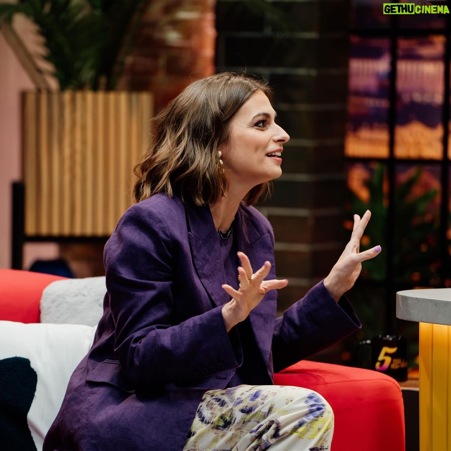 Benedita Pereira Instagram - Hoje no @5meianoite a falar das últimas sessões de ‘A Senhora de Dubuque’ no @teatrodatrindade , a oferecer @vinhoquesefoda e picante fodido ao @mr_filadagodaaa e ao @vascopalmeirim , a dizer muitas asneiras mas essencialmente a falar e a rir MUITO 😂 . Ah e também conheci a @marianabossy que entrou mesmo à “boss!”😅 Não percam hoje na @rtppt 🍷😃 @vanessamarquesstyling @psophia_official @livianacontiofficial @sarasousapinto @aldo_shoes