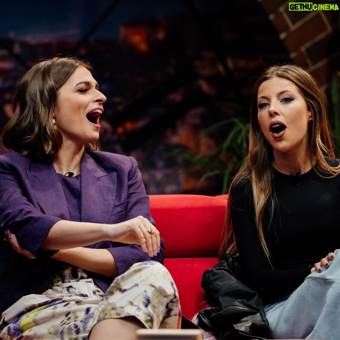 Benedita Pereira Instagram - Hoje no @5meianoite a falar das últimas sessões de ‘A Senhora de Dubuque’ no @teatrodatrindade , a oferecer @vinhoquesefoda e picante fodido ao @mr_filadagodaaa e ao @vascopalmeirim , a dizer muitas asneiras mas essencialmente a falar e a rir MUITO 😂 . Ah e também conheci a @marianabossy que entrou mesmo à “boss!”😅 Não percam hoje na @rtppt 🍷😃 @vanessamarquesstyling @psophia_official @livianacontiofficial @sarasousapinto @aldo_shoes