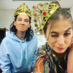 Benedita Pereira Instagram - Estas jeitosonas voltam para a semana. Rainhas da canastrice além fronteiras. @susanablazer 👑 Bilhetes para ‘O Rei Zarolho’ na bio.