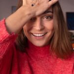 Benedita Pereira Instagram - Bem sei que passa muita ideia luminosa por esta cabecinha, mas esta vem da campanha da @ikeaportugal em colaboração com o @electraopt e a artista @elleonor.hello ! Agora que já sabem como reciclar lâmpadas, não queremos ver nem uma luz no lixo! Vamos lá todos juntos agora para o novo ano: RE-CI-CLAR! ♻ E mais! Muito em breve, vão poder ganhar estas tatuagens temporárias, de edição limitada, que não estão à venda, participando num giveaway na página @ikeaportugal Fiquem atentos! #DesignParaTodos 🍾 #BomAnoNovo! Pub