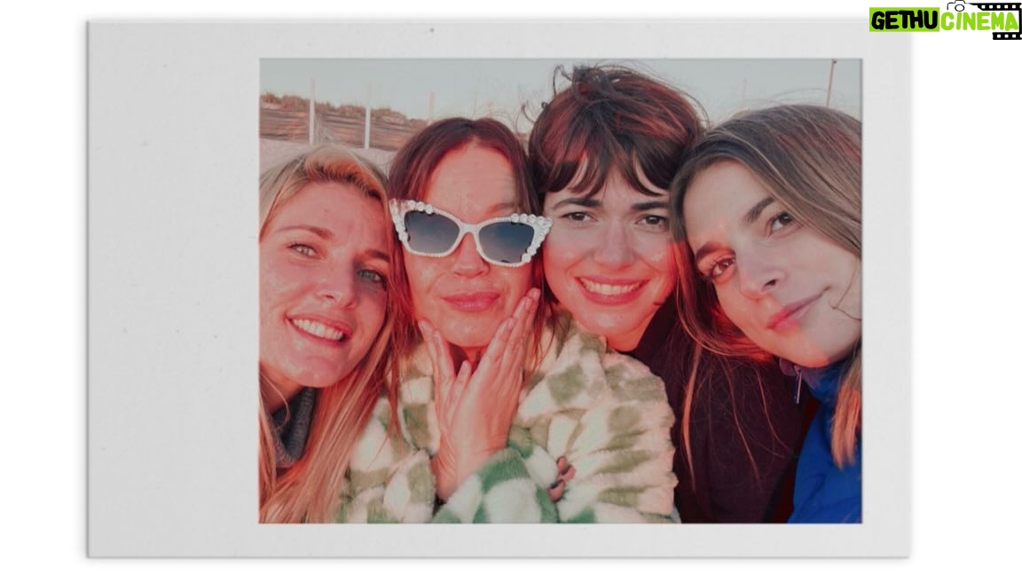 Benedita Pereira Instagram - As minhas amigas são melhores e mais giras do que as tuas. Kémêmassim. Feliz Natal!