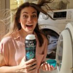 Benedita Pereira Instagram - Vocês façam um favor à vossa roupa e às vossas vidas, e experimentem esta explosão de perfume de @lenorunstoppables_pt 💥 São pérolas de perfume que deixam a roupa com um aroma único e dura mesmo depois de passada e arrumada! Assim mais coisa menos coisa que cerca de 12 semanas, o que é ótimo para guardar a roupa no inverno e estar ainda perfumada na primavera! E com a vantagem de se poder usar em qualquer tipo de tecido. Nos stories mostro como utilizar, mas fiquem já a saber que é simples: atirar as pérolas para dentro do tambor da máquina, introduzir a roupa, pôr a lavar e ficar a curtir o perfume! @lenorunstoppables_pt é tão fixe que agora dá a possibilidade de se ganhar uma máquina de lavar roupa por semana! Que tal? Quem é amiga? Passem na página deles para saber como. Dica: apanhem o cabelo quando forem tratar da roupa 🤡 #LenorUnstoppablesPT #ExplosaoDePerfume #PerolasDePerfume | pub para vos deixar a roupa a cheirar MUITO bem!