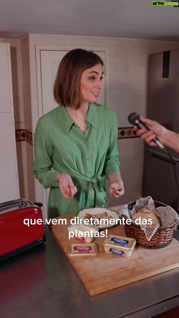 Benedita Pereira Instagram - Não consigo mesmo resistir no que toca a manteiga! E o melhor é que Planteiga é uma alternativa fantástica à manteiga de leite, e é perfeita para barrar no pão, em tostas, em torradas, ou até incluir nos cozinhados! É adequada para vegetarianos, vegans, e curiosos de uma alimentação plant-based! Uma pequena mudança nos hábitos de compra que faz muito bem ao planeta! Experimentas também? P u b @plantaportugal #skipthecow #planteiga #plantaportugal #plantbased #100%vegetal
