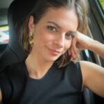 Benedita Pereira Instagram - Zoom meeting no carro à porta da escola, vinda de uma entrevista, toda aperaltada - um dia normal, portanto. #fabulousmomlife