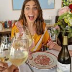 Benedita Pereira Instagram - Sabem o que não pode mesmo faltar no meu almoço de Páscoa? Alegria regada com um bom vinho do Douro (não fosse eu uma mulher do Norte!) Duorum Colheita branco é o rei da mesa para estes dias e faz sempre muito sucesso (como eu 😂)! @duorumwines P u b #duorum #duorumwines #joaoportugalramos