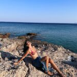 Bengi İdil Uras Instagram – Bizim de tatil fotoğrafımız olmasın mı ? 
Eteğim Datça’nın en tatlı markası @doadatca 🫠 
Fotoğraf hayatımın en tatlısı @timustagram 😁♥️ 

#reklam