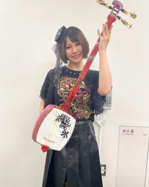 Beni Ninagawa Instagram - 東京公演ありがとうございました！！
最高にブチ上がりましたね。
楽曲Lycorisで使っている漆塗りのリコリス、ライブでは初お披露目ということでシレッっと撮影OKの「愛に誉れ」と「星の如く」で弾かせて頂きました！！これからリコリスちゃんは台湾へ向かうそうです。お楽しみに。