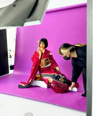 Beni Ninagawa Instagram - ライブグッズ撮影現場のオフショットをおすそ分けです。
こんなに沢山写真撮っとっといてくれたのね。ありがとう。
一連の流れに関わってくださってる全ての方々に感謝。
ECサイトでのカレンダー、アクスタセットは追加発注分残りわずかでごぜぇます。
