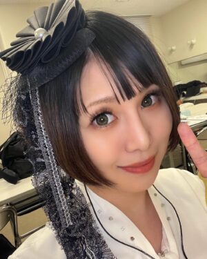 Beni Ninagawa Instagram - 大阪オリックス劇場ありがとうございました！！なかなか情報量の多い日でしたね☆。.:＊・゜会場アルバム購入者限定
抽選、サイン会もありがとうございました！！
残り2公演全力で燃やしていくぞ。