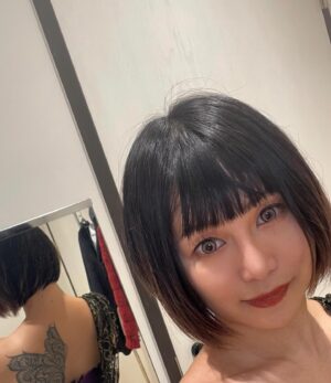 Beni Ninagawa Instagram - 本日は今年の露出用の新衣装のフィッティングでした。
ゆかちゃんいつもあざァっす。
なるべく今年はバンド含め個人の活動感をお伝えして行けるよう配信や、動画、インスタで逐一ご報告して行こうと思っている所存です(ง •̀_•́)ง
今日は山葵さんと会ったので一緒に。