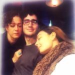 Bennu Yıldırımlar Instagram - 2015 te 12. Gece prova dönemi... Gözlerimizi açtığımızda herşey düzelmiş olsa diye içimden geçiriyorum şimdi baktığımda🍀🍀🍀 #anılar 🥰 @ozzgeozder @ayalgin #12gece