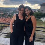 Bennu Yıldırımlar Instagram - Uzun bir aradan sonra , #yaprakdökümü ‘nde en küçük kızkardeşimiz Ayşe’yi oynayan @sebnemceceliii ‘yle buluştuk🥰 o artık hukuk fakültesi öğrencisi. Gurur duydum. Yolu açık olsun🌺🌺🌺