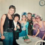Bennu Yıldırımlar Instagram - 1988 den bir merhaba #tbt si...@nesrinkadioglu arkadaşım bana bir sürpriz yaptı bu fotoğraf ile. Sizde olmayan bir fotoğrafınızla karşılaşmak gerçekten keyifli. İstanbu Şehir Tiyatroları’nda rol aldığım ilk oyun olan Aristofanes’in ‘Kuşlar ‘ ını unutmam mümkün değil tabii. Ne de güzel müzikleri vardı🦋🦋🦋 Fotoğraftakiler soldan sağa: @canbasak65 #berrinakdeniz @demet.bzyk.salt @enginalkan , ben ve @asliicozu 🥰🥰🥰 @sehirtiyatrolari @haldundormen