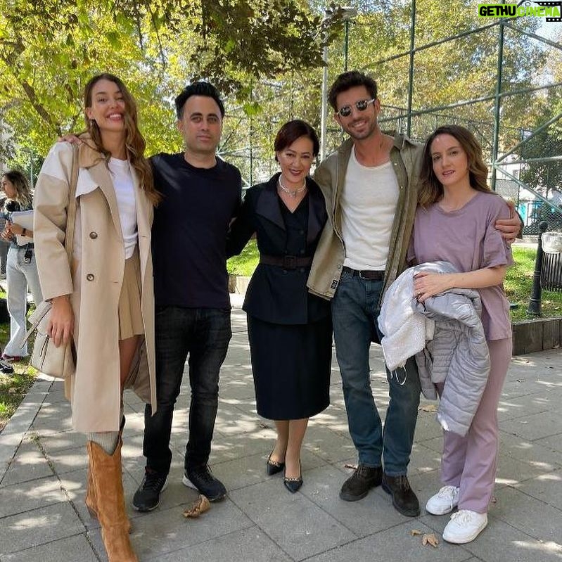 Bennu Yıldırımlar Instagram - Her zaman ekip uyumuna inanmışımdır. Birlikte uyumlu, tv’de farklı hikayelerin de olmasına inanan insanlar ile çalışmanın keyfini yaşadım. Teşekkür ederim. Umarım yollarımız tekrar kesişir 🍀🍀🍀🙋🏻♀️ @dilandeniz @denizcengizz @serkaytutuncu @yusufpirhasan @nnerminyildirim