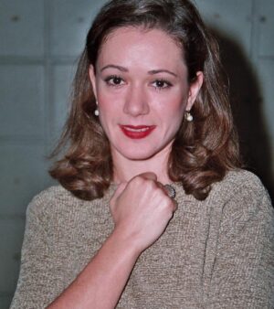 Bennu Yıldırımlar Instagram - Arkadaşım @nesrinkadioglu bana güzel bir sürpriz yaptı yine🥰 1998 den #tbt ...🌹🌹🌹