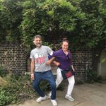Bennu Yıldırımlar Instagram – Konservatuvardan dönem arkadaşım #celalperk ile Londra ‘dan İstanbul ‘a geldiğinde görüşmeye özen gösteririz. Bu sefer ben geldim Londra ‘ya… Ne güzel ki tekrar görüşebildik. 1985-2022 pozlarımızla #tbt nin #tbt sini uygulamaya çalıştık 🥰🥰🥰 birinci fotoğrafı #vehbikoca çekti. Sevdiğimiz insanları görmeye devam🍀🍀🍀🙋🏻‍♀️