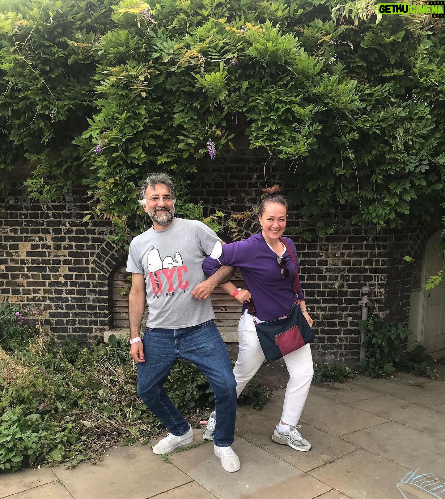 Bennu Yıldırımlar Instagram - Konservatuvardan dönem arkadaşım #celalperk ile Londra ‘dan İstanbul ‘a geldiğinde görüşmeye özen gösteririz. Bu sefer ben geldim Londra ‘ya… Ne güzel ki tekrar görüşebildik. 1985-2022 pozlarımızla #tbt nin #tbt sini uygulamaya çalıştık 🥰🥰🥰 birinci fotoğrafı #vehbikoca çekti. Sevdiğimiz insanları görmeye devam🍀🍀🍀🙋🏻♀️