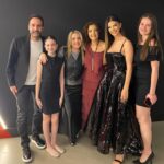 Beren Gençalp Instagram - İlk sinema filmimin mutluluğunu sizlerle paylaşmak istedim. Bu film benim için çok güzel anılar biriktirdiğim , güzel kalpli insanlarla tanıştığım bir macera oldu. Bu maceraya sizlerin de ortak olması dileğiyle… Sırrını Biliyorum 22 Mart’ta sinemalarda … Sizlerle buluşmak için can atıyorum peki ya siz ? • • • @sirrinibiliyorumfilm @timuracar @didembalcin @sonerturker @beyzagencalp @rehaozcanofficial @edaozerkan @kahramansivri @mihribaner @alihanturkdemir_resmi @sedef_s @aliertemofficial @alperatak @battalkarslioglu