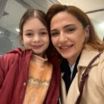 Beren Gençalp Instagram - ECE…….. Ben ECE karakterini çok severek oynadım.Yine çok şey öğrendim ve birçok anı biriktirdim🥰Başta yapım şirketimiz @mfyapimtv ‘ye, canım yönetmenim VOLKAN KESKİN hocama,çok değerli oyuncu büyüklerime,tüm set ekibindeki ablalarım ve abilerime, bizi severek izleyen herkese, oyuncu koçlarım ve pedagoguma çok ama çok teşekkür ederim🥰♥️🥰 Sizleri çok seviyorum♥️♥️♥️ @evlilikhkhersey @mfyapimtv @foxturkiye @izmirguzeliajans @istanbulcocukajansi