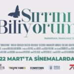 Beren Gençalp Instagram – Hasta olan annesini iyileştirmek için komşusu olan gizemli bir adamla kendince bir anlaşma yapan Nora’nin sıra dışı hikayesini konu alıyor. 
Sinema dünyasının en naif hikayelerinden bir olan ‘SIRRINI BİLİYORUM’ 22 Mart 2024’te tüm sinemalarda.

*Film, küçük bir kız çocuğunun hayalini gerçekleştirmek için kalbinin derinliklerinden en saf duygularla komşusu olan ‘gizemli bir adam’ ile anlaşma yapmaya çalışmasıyla izleyiciyi kendisine bağlıyor.  Beynindeki tümör nedeniyle ölümle burun buruna gelen annesi olan Roza yı (Didem Balçın) bir vampirin ısırmasını ve onun da ölümsüz olmasını sağlamak için ‘kendince’ çözümler bulan Nora (Beren Gençalp), neyin içine girdiğinin hiç de farkında değildir. Karanlık geçmişinden kurtulmaya ve kendine yeni bir hayat kurmaya çalışan Kenan’ın (Timur Acar) tek hayali; Huzur evinde yatan annesini alarak uzaklara gitmektir. Kendisini vampir zanneden minik kızın hayalini yerle bir etmemekle, bir türlü peşini bırakmayan geçmişi arasında kalan Kenan, bir karar vermek zorundadır.*

Trio Grup Pictures A.Ş

@sakicimen @filizocal @triomenajerlik @helvaciyakubefendi @dasdasbursa @sinemakinobydasdas @bursabuyuksehir @bade_media